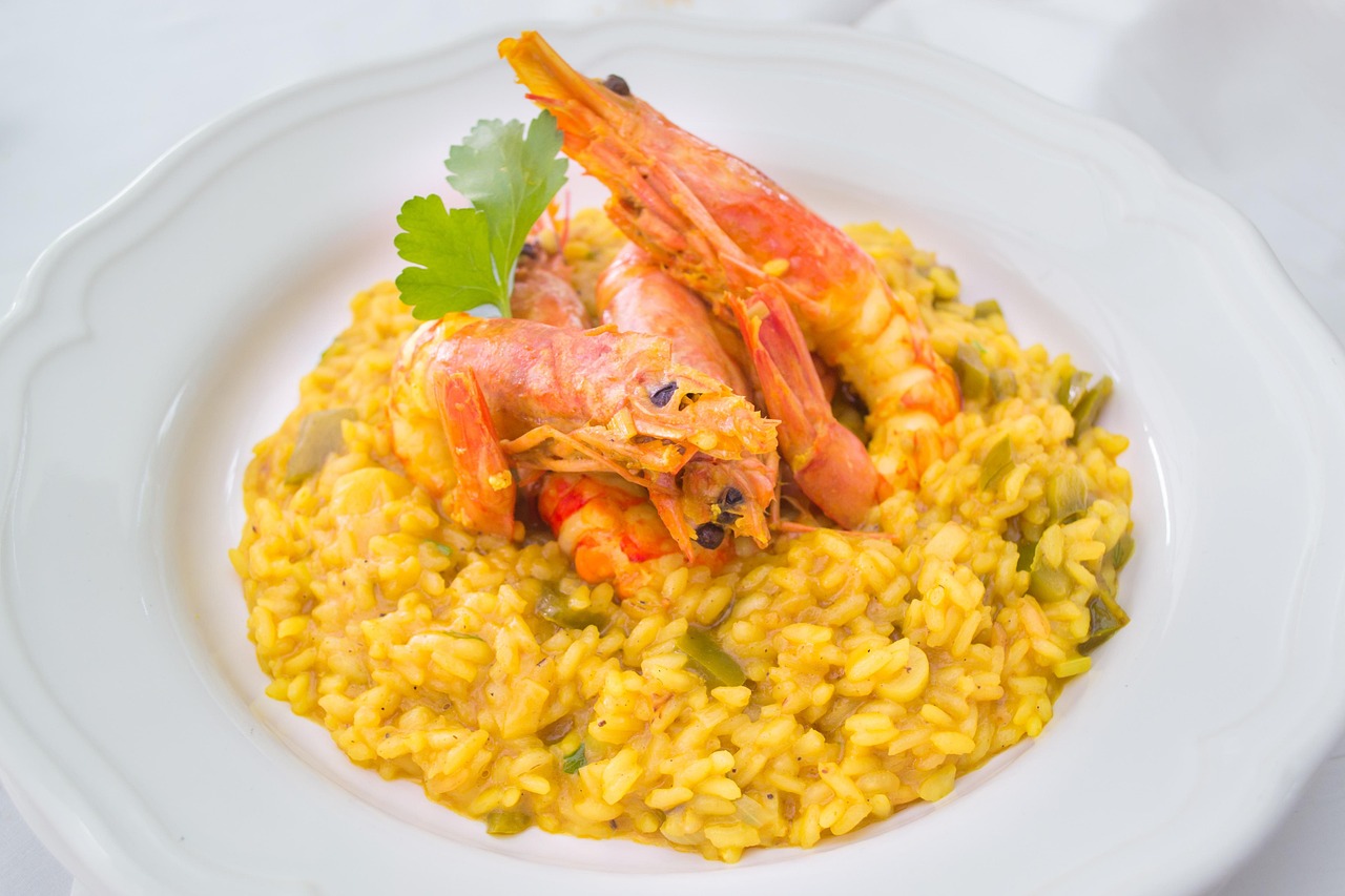 Risotto alla milanese cremoso con zafferano, servito in un piatto elegante.