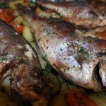 Orata alla mediterranea con contorni freschi, piatto leggero e gustoso.