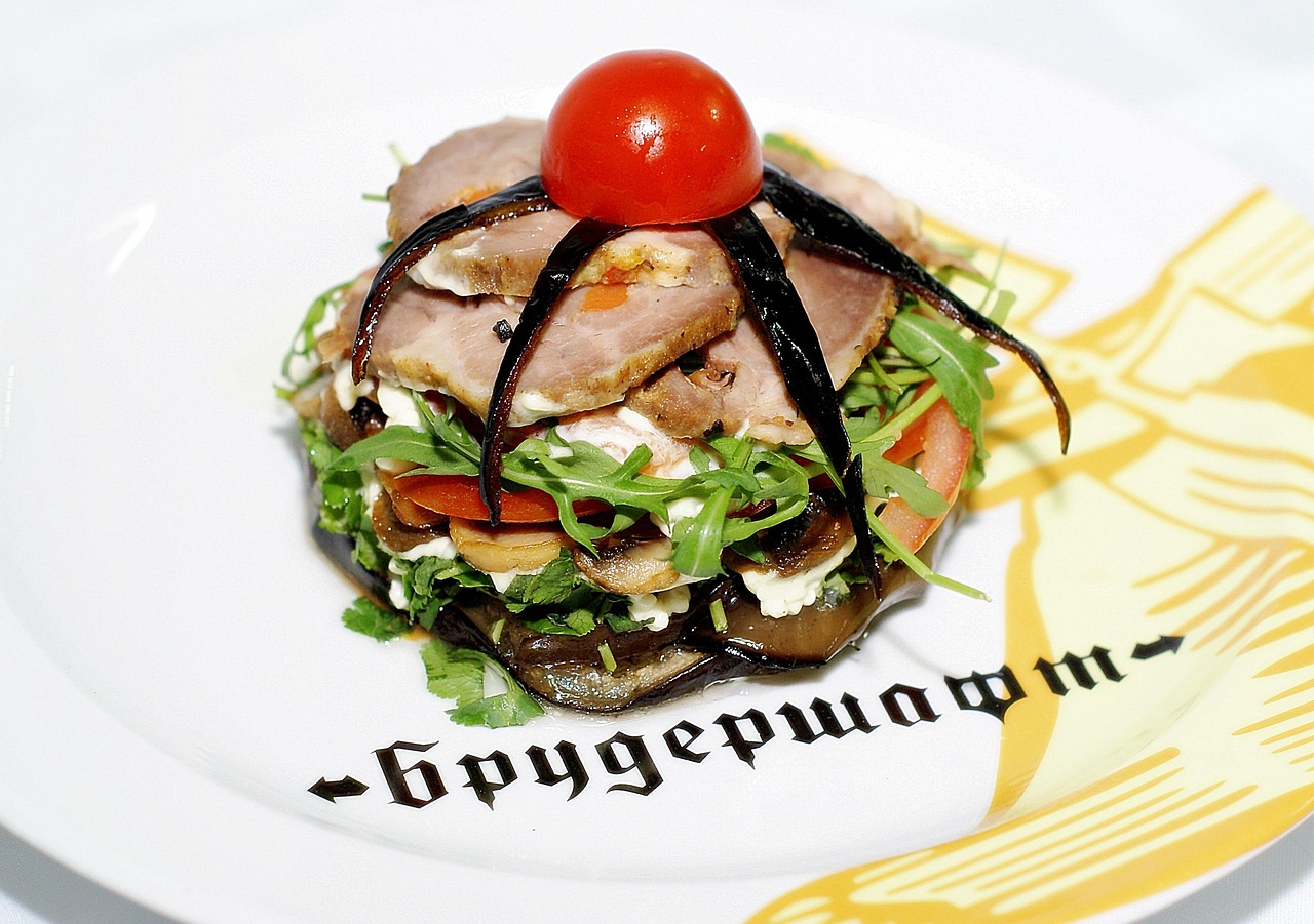 Melanzane a funghetto cucinate in padella, con pomodorini e basilico fresco.