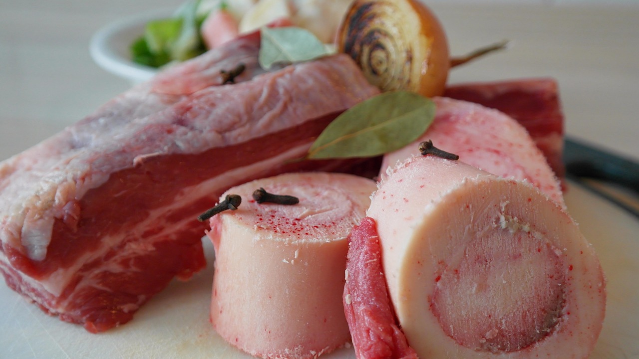 Preparazione del brodo di carne secondo il metodo tradizionale della nonna, con ingredienti freschi.