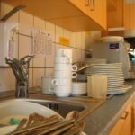 Microonde con piatti danneggiati e segni di surriscaldamento, evidenziando l'uso scorretto.