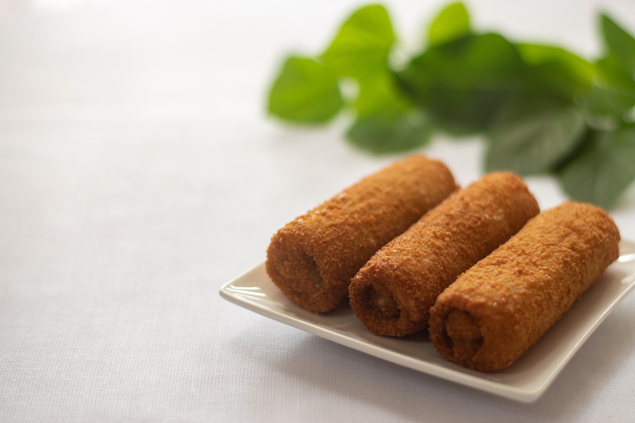 Involtini di pollo farciti, serviti su un piatto con contorno di verdure fresche.