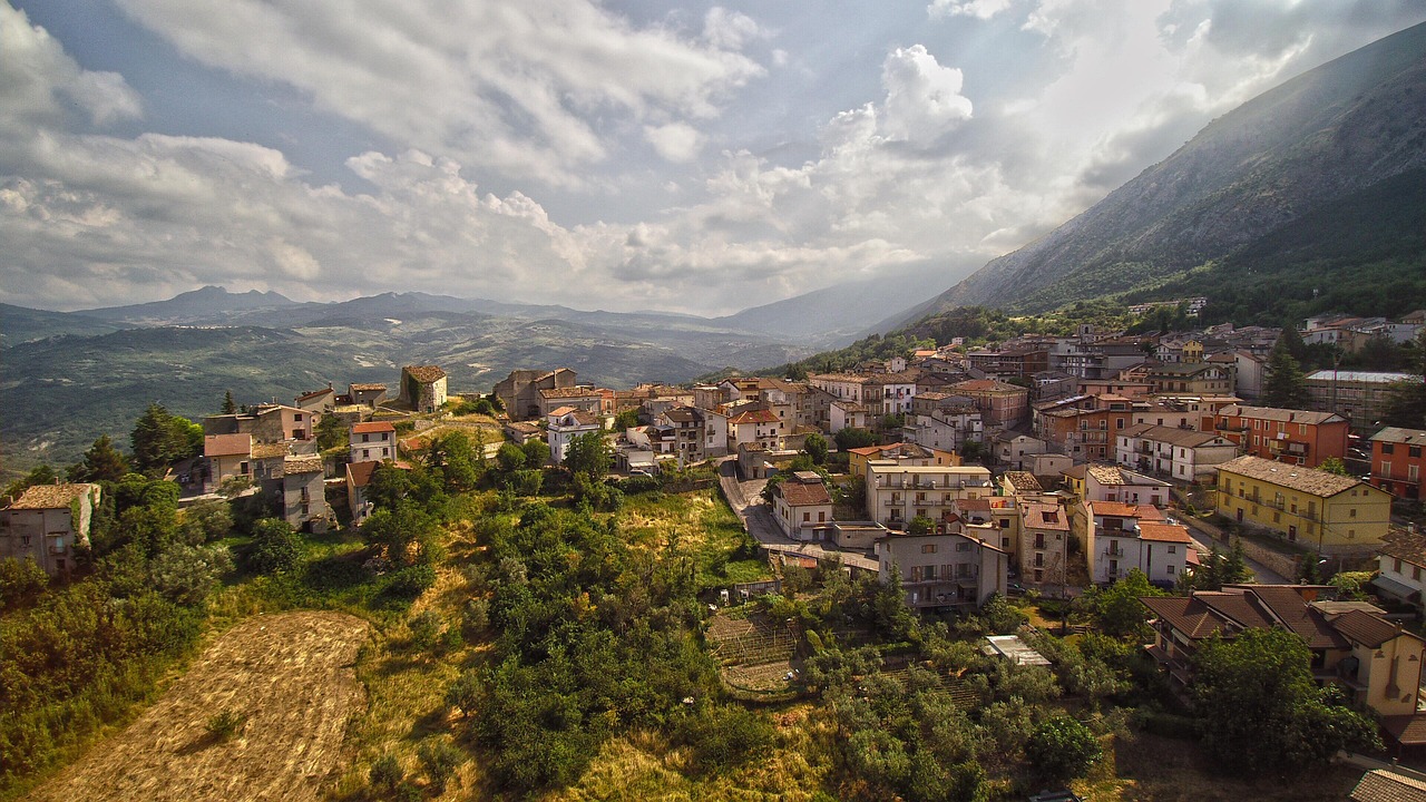 Vista panoramica del borgo incantevole, con stradine acciottolate e case in pietra, immerso nella natura.